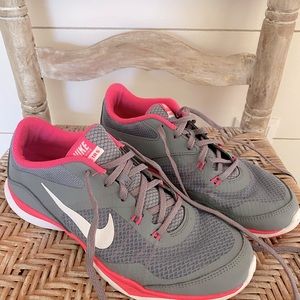 Size 9 Gray/Pink Nike Sneakers in EUC